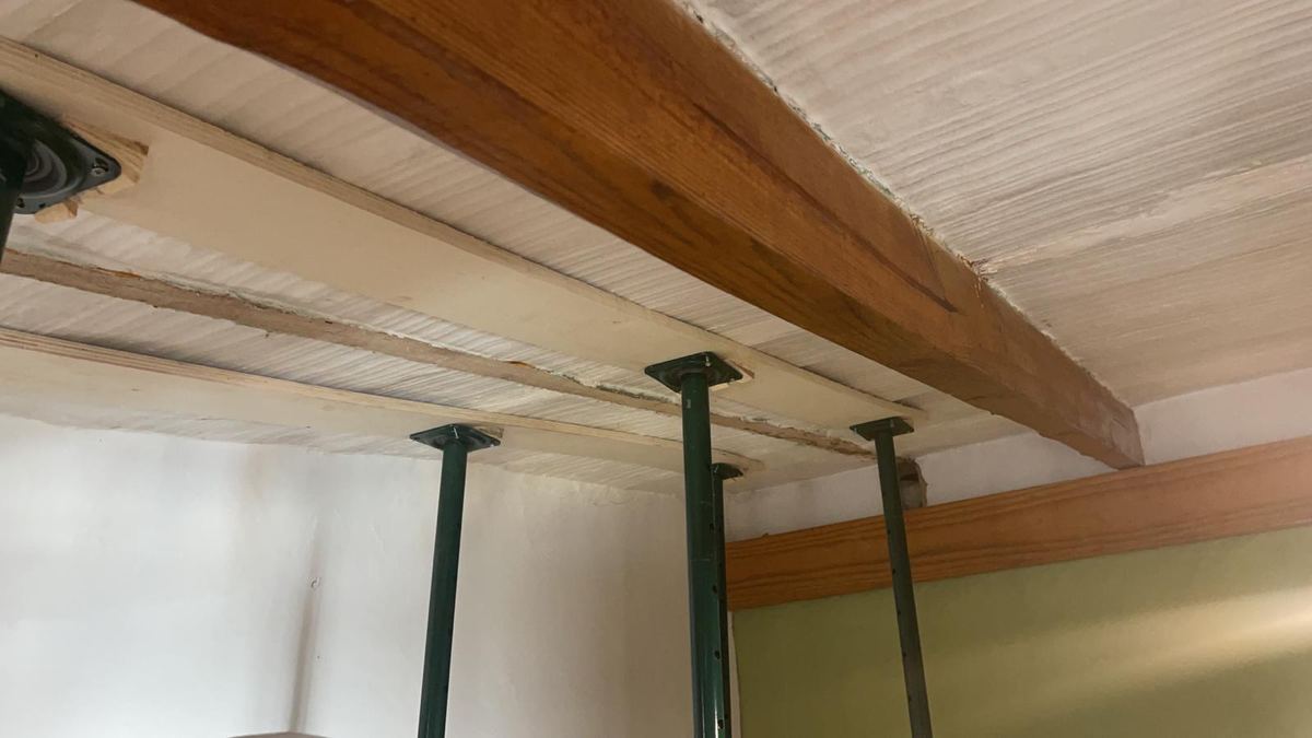Forjado de madera apuntalado durante el cambio de vigas en Mallorca