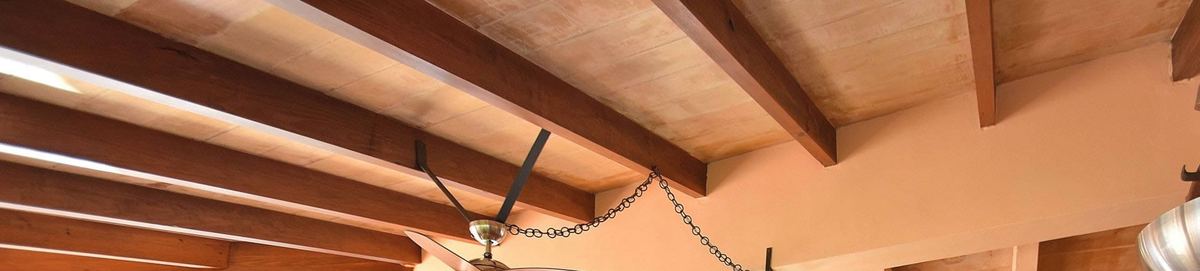 Cubierta inclinada con vigas de madera
