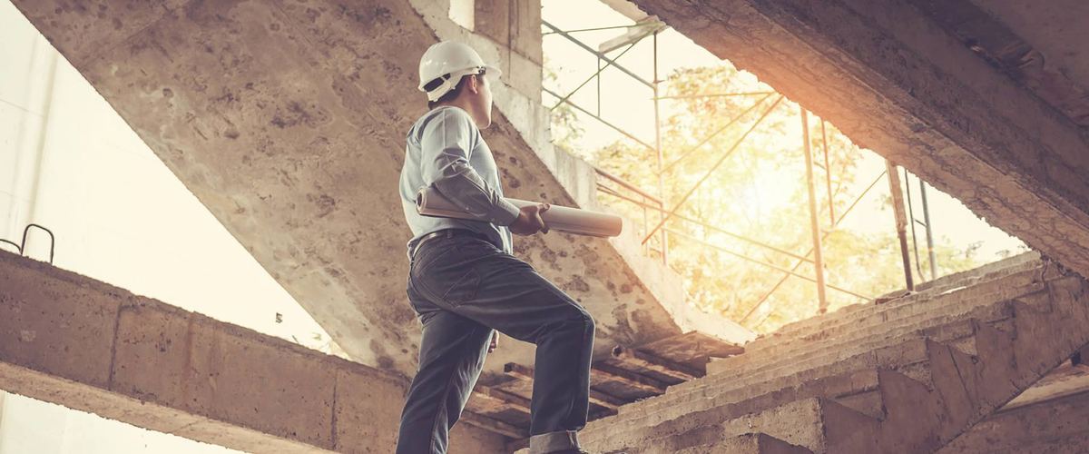 Técnico inspeccionando las vigas de madera de un forjado en Mallorca
