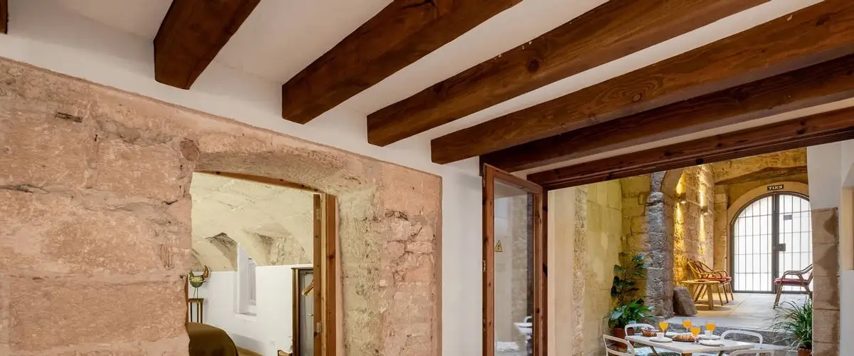 Vigas de madera en una casa tradicional mallorquina